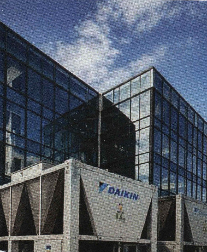 Cam cepheli bir ticari bina ve önündeki chiller üniteleri
